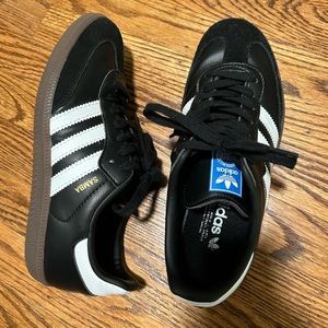 Adidas sambas women's 7.5 (black)